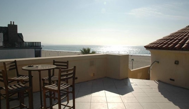 2 Bedroom Strand Townhome with A/C, Rooftop Deck and Parking. Walk to Beach Life