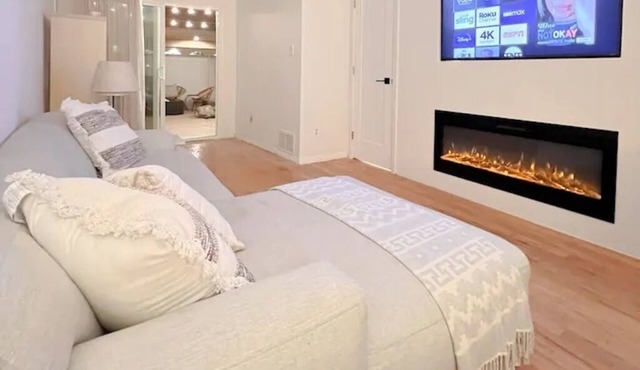 2 Bedroom Townhouse with Private Backyard 8 min from the beach