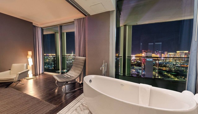 2 Bedrooms- Stunning Strip View- Pool Table- Retro Arcade-3 King Beds-38th Floor