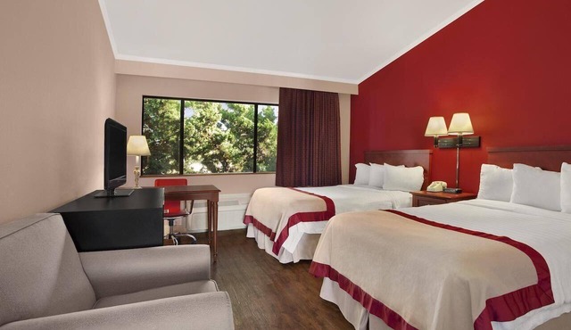 2 Great Units for Families! Pool, Parking, Near Attractions