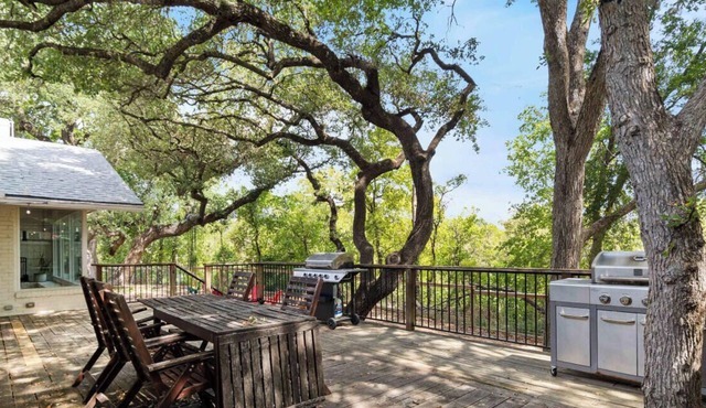 2 Grills + Firepit Deck | Pets Welcome | Close to Barr & Walnut Trails in Austin