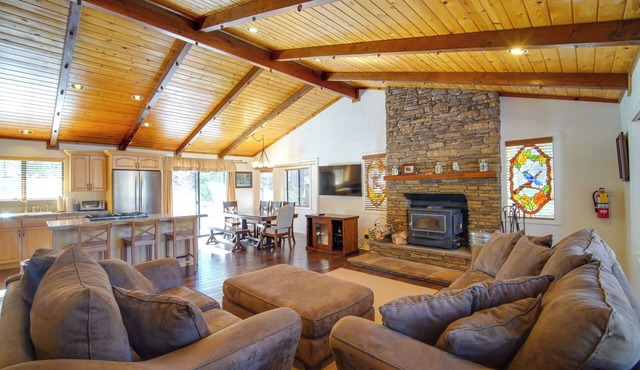 2 Mi to Lake & Ski Slopes: Big Bear Cabin