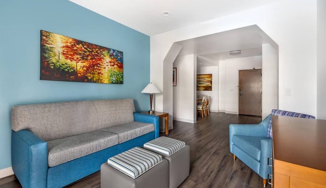 2 Spacious Units with Swimming Pool and Free Parking Near Las Vegas Strip