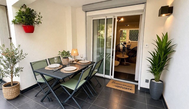 2 Suites with Private Bathrooms Quiet Terrace Parking in Collioure