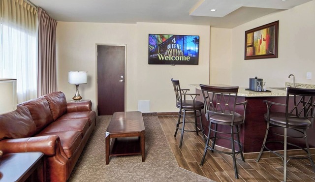 2 Updated Suites with Wet Bar, Dining & Entertainment - Steps to Neon Museum