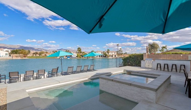 2 Villas Lakeside 8BR, 14 Beds, 24 Guests in Indio