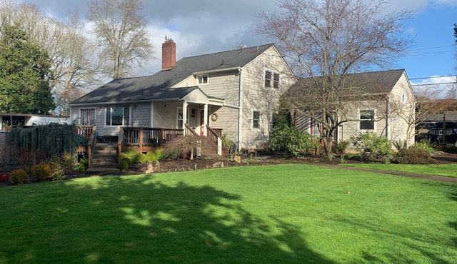 2024 Olympic Trials - 4 Bdrm, 3 Ba, sleeps 8, Hot Tub, Fire Pit, big yard/garden in Eugene
