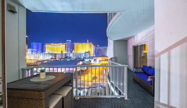 2100 SqFt Penthouse Suite - Strip Views! POOL GYM