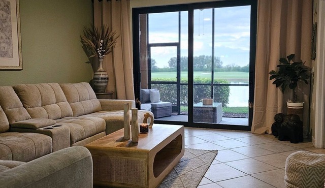 2br/2bth spacious garden condo perfect for golfer w deeded golf course access in Bradenton