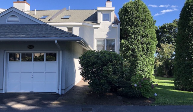 3 Bed., 2.5 Bath Townhouse less than 5 min. Walking distance to downtown & Beach in Ogunquit