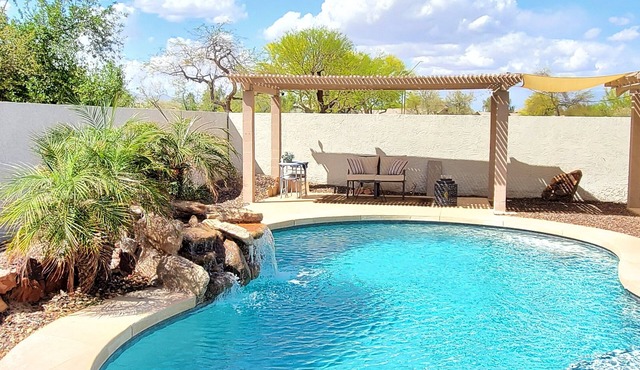 3-bedroom house backyard oasis Pool, dogs ok, free WiFi in Goodyear
