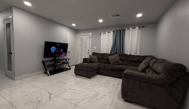 3-bedroom house in brilliant Phoenix with WiFi, AC , PS5, PS4, Smart fridge,
