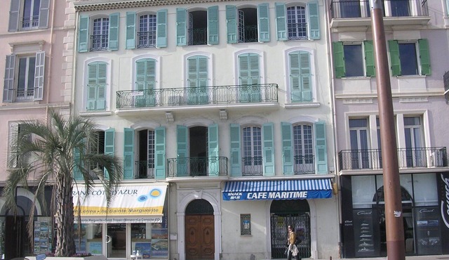 3 rooms, 91 m2, sea front, for 6 people, classified 3 * in Cannes