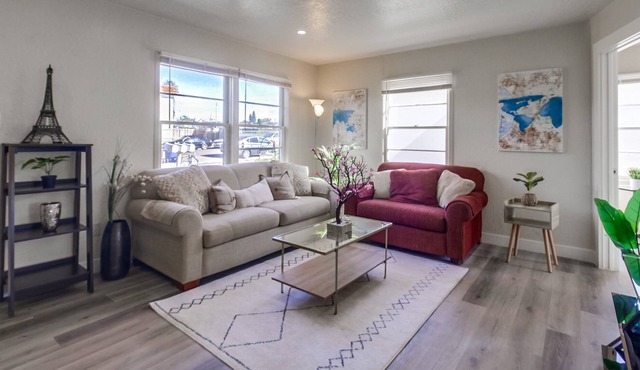 (30 days minimum) Lovely 3-Bedroom Home with 3 Queen Beds + Free Wi-Fi + Parking in Chula Vista
