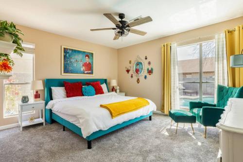 3B with pool for groups near stadium and entertainment in Glendale