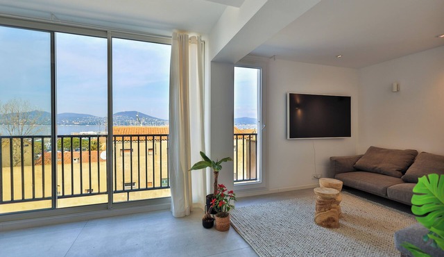 3BR Seaview Apartment – 2 Min Walk to Saint-Tropez Port + Free Parking in Saint-Tropez