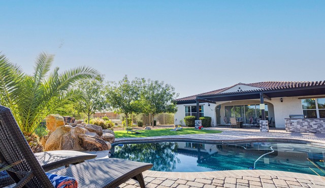 3BR w pool, spa bath, smart TVs!