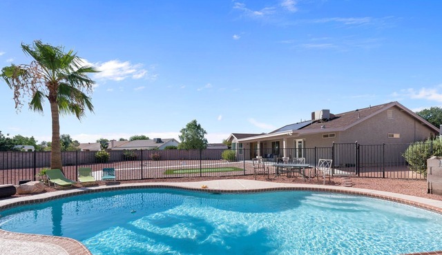 3BR with Pool and Putting Green - 5 min away from Westgate/AZ Cardinals! Stadium