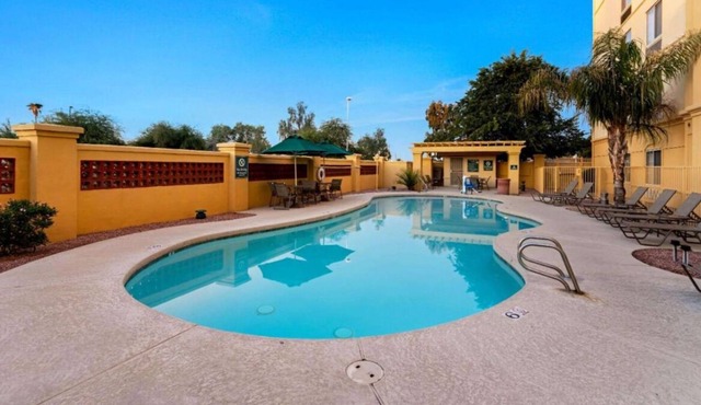 4 N/S King Bed One-Bedroom w/ Pool View at La Quinta Inn & Stes by Wyndham Mesa