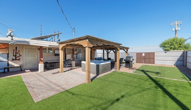 4BR 2BA Jacuzzi Putting Green Near Airport Unit B