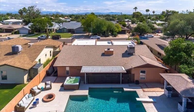 4BR oasis: Private pool, hot tub, arcade