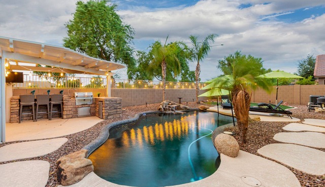 4BR w heated pool, game room, outdoor TV!