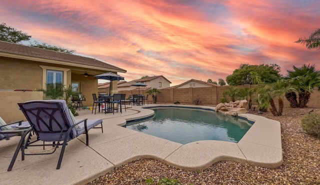 4BR w heated pool, office, fire pit