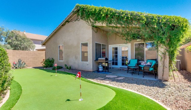 4BR w putting green, pool table, spa bath