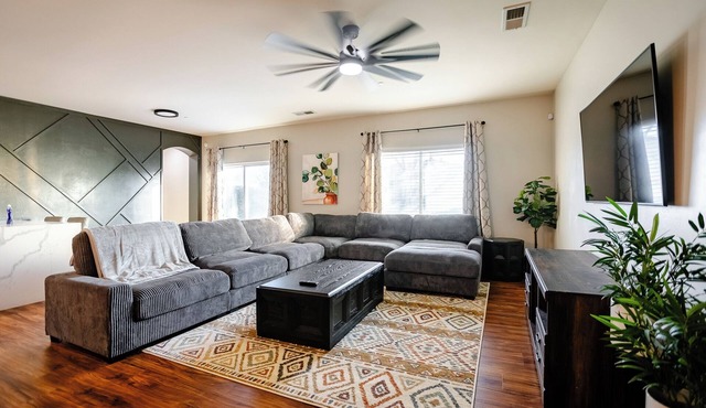 5 Bedroom House in Beautiful SW Bakersfield - HWY 99 Access