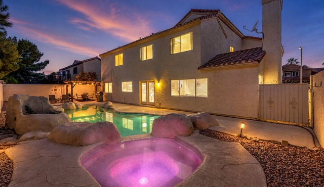 5 BR! Amazing Pool & Spa Retreat 15 Min to Strip