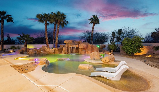 5 Min to Strip- Sleeps 16- Resort Style Pool-Sports court- near airport - games