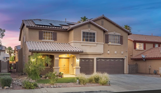 5BR Spacious Family Retreat with Pool, Spa, & Games - Close to Strip and Shops