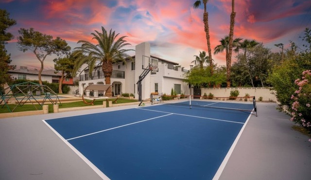 5BR w/Pickleball &GameRoom &Pool -10 Min to Strip