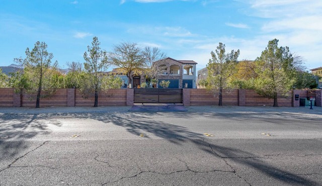 6 bedroom 6 car garage rental