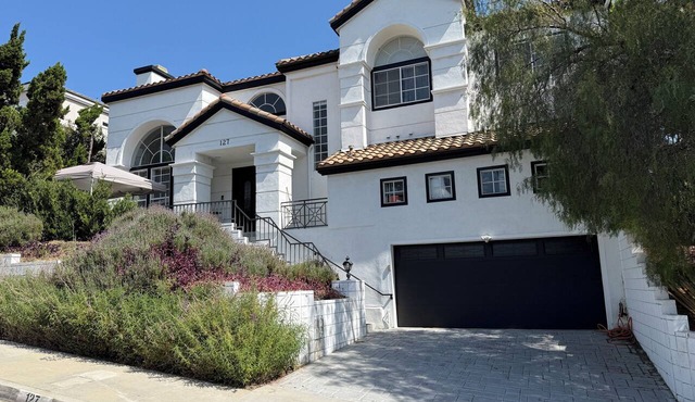 6-Bedroom Movie Mansion w/Jacuzzi in lovely Monterey Park