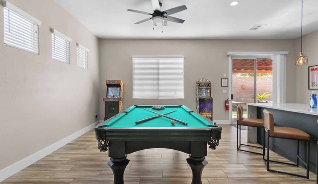6BR Funhouse: Hot Tub, Ping Pong + Game Room!