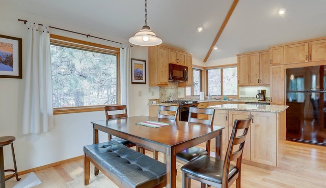 7 Cedar - Gorgeous & Peaceful! Hot Tub, A/C, SHARC Passes, Bikes in Sunriver