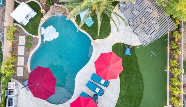7BR/4BATH Paradise w/HEATED Pool, Billiards, Arcade Room, Hot Tub & Mini Golf