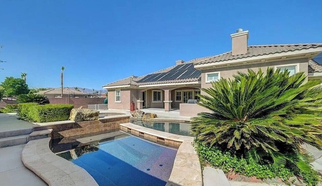 8BR/5BA Exquisite Villa - Beach-Entry Pool, Spa, Pickleball ★