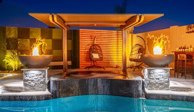 8BR/5BA Mini Resort w/4 En-Suites, HEATED Pool, Hot Tub,Billiards & Arcades