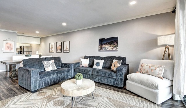 A+ Location! Steps to Old Town Scottsdale! 2 bdrm Condo