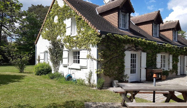 A rustic farmhouse with all the comforts, featuring a tree-lined garden and a pool in Monteaux