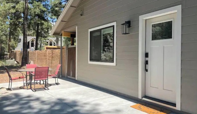 Adorable 2 bedroom guesthouse in the pines