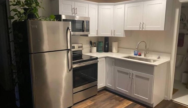 Affordable cozy 1 br spot- a/c, hiking & fireplace