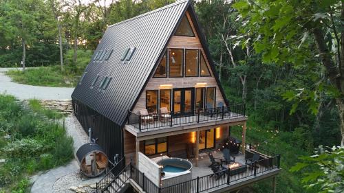 Aframe River Retreat, Sauna, Hot Tub, Workspace, New Build! in Beloit
