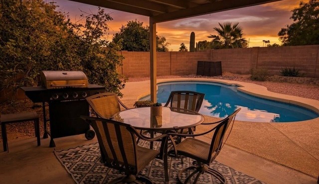 Ahwatukee Home-Mountain Views, Large Pool, Hiking, Peaceful, Clean & Comfortable in Phoenix