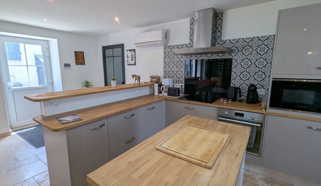 Air-Conditioned Cottage with Garden in Tavers in Tavers