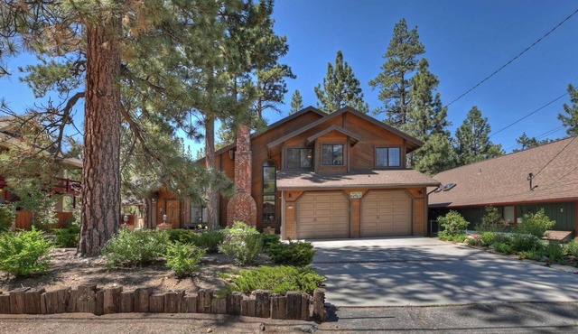 Amazing Grace by Destination Big Bear : Walk to the Lake! Spa! Pool Table! Huge Kitchen! Beautiful Backyard! BBQ!