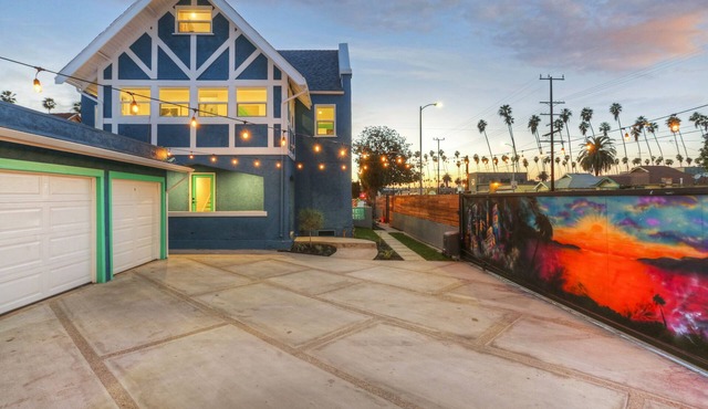 apt w Balcony, Center of town, Game Room, city view, So Fi stadium, USC, Wi-Fi