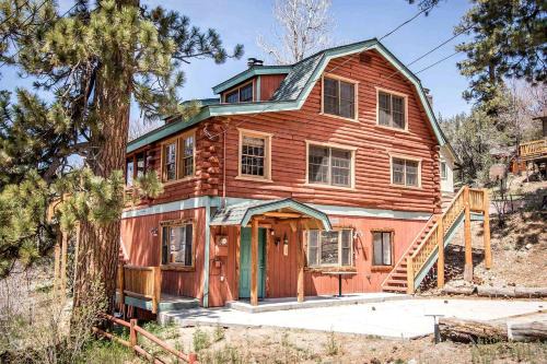 Authentic Pet-Friendly Cabin Retreat Nestled Among the Pines